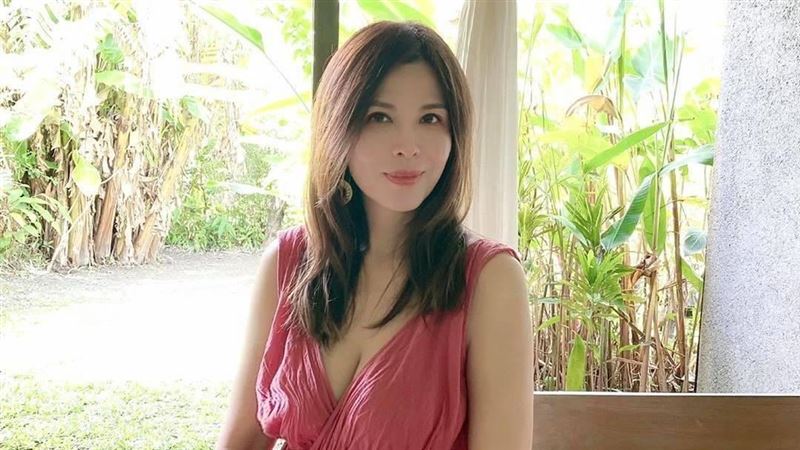 50歲女模脫了　全裸泡湯照辣暈全網