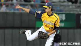 ▲中信兄弟投手官大元後援2.2局無失分。（圖／記者劉彥池攝影）