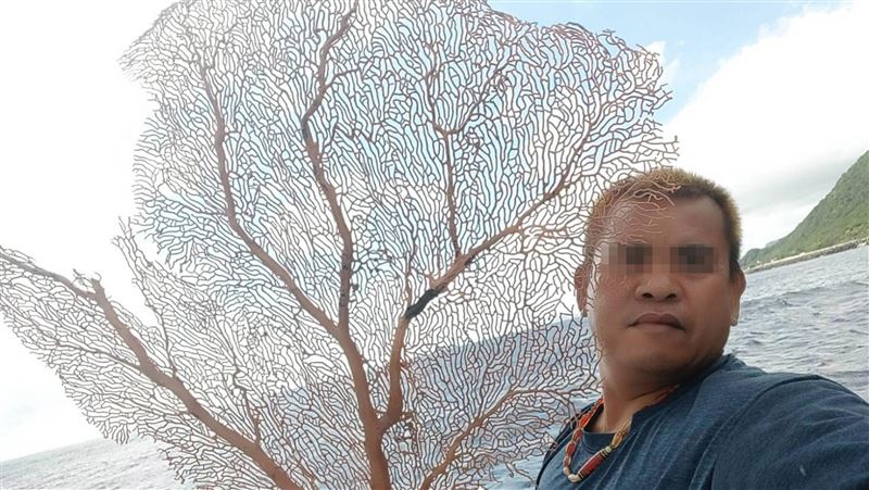 他釣到紅珊瑚放回大海：不賺不義之財