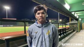 陳偉漢醫院縫合後回到球場。（圖／記者王怡翔攝影）
