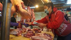 蔣萬安北投市場宣傳反萊豬公投（2）國民黨立委蔣萬安（右）啟動「守護食安、人民心安」台北12區巡迴街講行動，13日現身北投市場進行活動第4站宣講，呼籲攤商支持反萊豬公投。中央社記者徐肇昌攝  110年11月13日