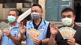 ▲縣長楊鎮浯（中）展示金門加碼發放3000元振興券。（圖／金門縣政府提供）