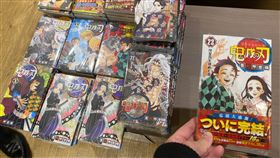 鬼滅之刃完結篇發售  粉絲搶購日本超人氣漫畫「鬼滅之刃」4日出版最後一集23集，許多粉絲一早便到書店排隊買漫畫。出版社集英社統計，「鬼滅之刃」漫畫累計銷量已突破1億2000萬冊。中央社記者楊明珠東京攝  109年12月4日