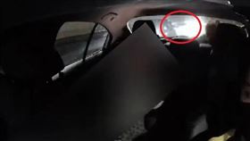 周男開車行經市民大道時，遭賓士惡煞持鋁棒作勢攻擊。（圖／翻攝自《爆料公社》）