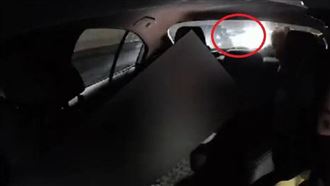 不滿後車閃大燈　賓士惡煞揮鋁棒攔車