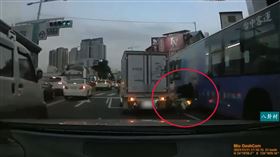 台中市，機車騎士鑽車縫，硬要鑽，追撞貨車倒向公車，摩擦，險遭輾斃(圖／翻攝自八卦村-行車紀錄器影片上傳中心)