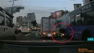 騎士鑽車縫慘被夾拖行　網批：想升天