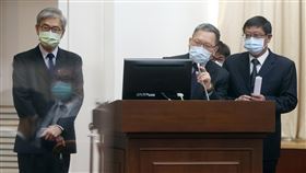 蘇建榮黃天牧立院專題報告立法院財政委員會18日邀請金管會主委黃天牧（左起）、財政部長蘇建榮、環保署長張子敬等就「綠色金融行動方案與碳權交易所」進行專題報告並備質詢。中央社記者鄭傑文攝  110年10月18日