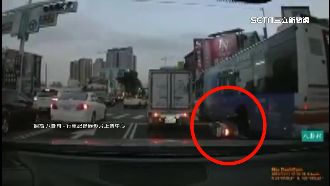 疑搶快鑽車縫　騎士下秒摔車險遭輾