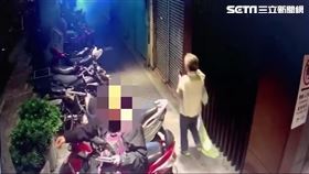 台北市許姓婦人持刀片割破顏若芳公投帆布條遭函送法辦。（圖／翻攝畫面）