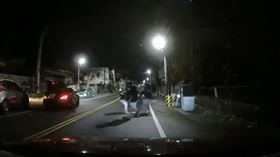 彰化，員林山腳路，4名男子鬥毆，持高爾夫球棍飛踢追打，(圖/翻攝自臉書八卦村-行車紀錄器影片上傳中心)