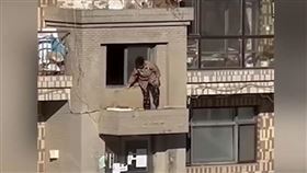 中國大連疫情炸裂！社區慘遭貼封條　大媽爬窗想「跳下樓逃跑」（圖／翻攝自新聞晨報微博）