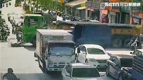 台北市士林區砂石車輾斃一對騎機車的祖孫。（圖／翻攝畫面）