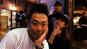 健志和陳甯亞及DJ RayRay一起上計程車。（圖／CTWANT）