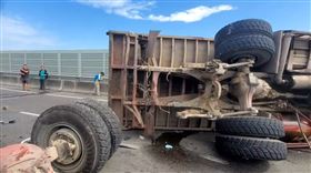 台61線西濱北上清水段，147K，聯結車撞物流車，翻覆，塞車 (圖/翻攝畫面)