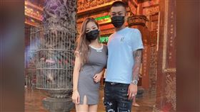 鳳梨之前曾曝光女友歐菈半臉照。(圖／翻攝自鳳梨臉書、歐菈IG)