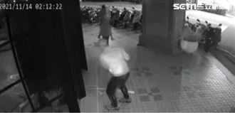 惡煞剛爆打男大生　中市服飾店又被砸