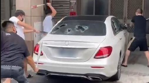 台中球棒4煞　光天化日跳車頂砸玻璃