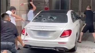 台中球棒4煞　光天化日跳車頂砸玻璃