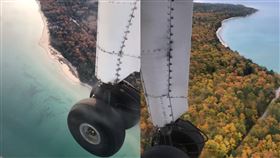 網紅夫婦生前最後發布的影片，是在飛機上俯拍美景。（圖／翻攝自凱特和亞當的IG）