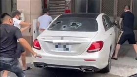 4名歹徒，光天化日，大甲砸車砸破車窗，鋁棒，債務糾紛(圖／翻攝自記者爆料網)