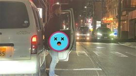 ▲日本街頭等紅燈！駕駛開車門露下體噴射　日網傻：中國人？（圖／翻攝自@jr_46vr推特）