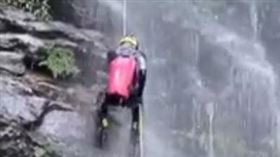 台中七重溪瀑布，裡冷，溯溪團15人，領隊受困25公尺半空中，吊掛6小時驚魂，救援 (圖／台中市消防局提供)