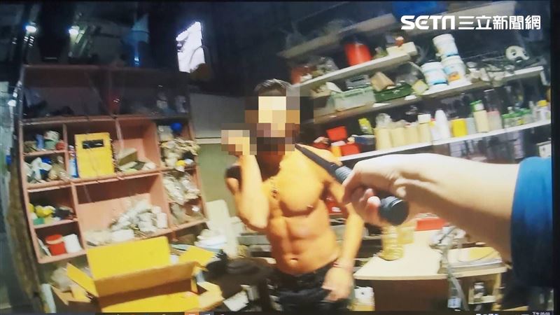 跳深溝奔35分鐘　特警逮半裸毒猛男