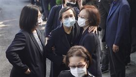 李應元辭世  葉菊蘭前往弔唁前駐泰代表李應元因壺腹癌轉移病逝，家屬於法鼓山中華佛教文化館設置蓮位供親友追思、祭拜。總統府資政葉菊蘭（中）16日前往追思，向李應元的妻子黃月桂（右）擁抱致意。中央社記者徐肇昌攝  110年11月16日