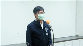 陳其邁市議會受訪台中市第2選區立委補選，前台中市長林佳龍8日說，若將罷免當成選舉延長賽，社會普遍印象是「輸不起」。高雄市長陳其邁（圖）9日上午在市議會接受媒體聯訪，被問及此事時則表示，選舉、罷免自有其原因過程，尊重市民決定。中央社記者蔡孟妤攝  110年11月9日