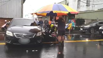 違規迴轉捲騎士　工人大傘幫擋雨待救