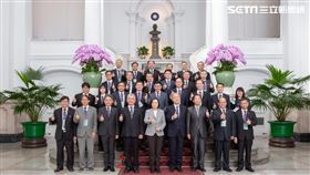 鴻海研究院半導體研究所所長郭浩中，因長期致力於化合物半導體研究，榮獲中國工程師學會110年度「傑出工程師教授獎」肯定，於16日前往總統府晉見總統蔡英文。（圖／總統府提供）