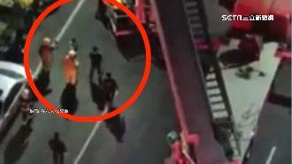 山老鼠躲高樓牆縫卡住！雲梯車急救援