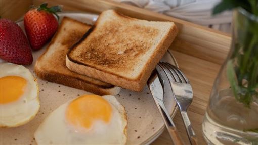 吐司邊不吃可惜？專家：烤到1顏色恐致癌
