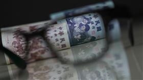 新台幣收28.138元衝近24年新高（1）國際美元軟腳，加上台股持續攻高，新台幣升值氣焰再起，不只匯價連5升，20日收盤收28.138元，升值6.7分，更衝上近24年新高紀錄。中央社記者徐肇昌攝  110年4月20日,示意圖