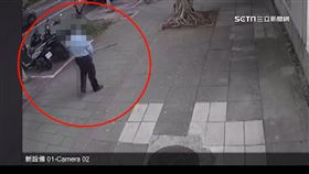 男子國小旁閒晃.持鐵棍