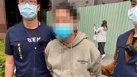 台北車站借錢哥行騙遭警查獲送辦一名女網友日前發文指出，遇「北車借錢哥」詹姓男子（中）佯稱家人過世要借高額車錢返家，幸商場人員發現助她脫身。警方15日到車站周遭埋伏，逮捕詹男。（翻攝照片）中央社記者黃麗芸傳真  110年11月16日