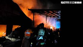 新北市新店區新潭路一段一處鐵皮倉庫16日晚間發生火警 翻攝