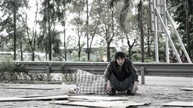 《濁水漂流》吳鎮宇演出前帶著兒子前往深水鎮實地考察。（圖／滿滿額娛樂提供）