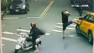 計程車突左轉險擦撞　騎士飛踢車門