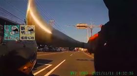 球棒,超車,摩托車,（圖／翻攝自臉書《新竹爆料公社》）