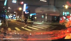 計程車左轉沒減速！男子過馬路遭撞飛　員警到場驚：是所長（圖／警方提供）