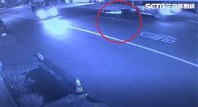 驚悚！騎士撞貨車彈對向　遭後車輾斃（圖／翻攝畫面）