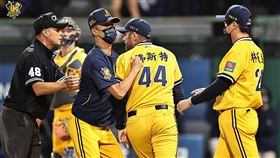 兄弟投手教練抗議遭驅逐  未立即離場挨罰中華職棒中信兄弟投手教練佛斯特（右2）16日比賽中向主審抗議好球帶遭驅逐出場，且被驅逐出場後未立即離場，仍繼續抗議，中職17日宣布，對佛斯特處以罰款新台幣2萬元。右為兄弟總教練林威助。（中信兄弟提供）中央社記者楊啟芳傳真  110年11月17日