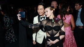 「黑魔女」艾兒芬妮當晚目標，就是與《魷魚遊戲》演員合照。（圖／翻攝自Elle Fanning IG）