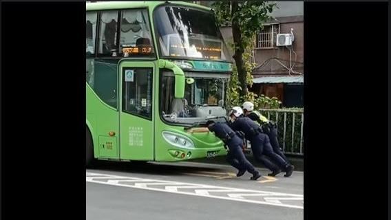 遊覽車拋錨阻交通！警化身大力士推車
