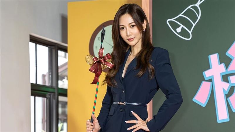 深V西裝洩胸　曾莞婷不婚求曝喜訊