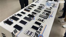 警方查扣電腦主機、螢幕、手機、網路卡、監視器及現金33萬8500元等證物。（圖／翻攝畫面）