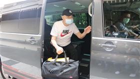 孫道存要再關1年3月  北檢發監執行前太平洋電線電纜公司董事長孫道存（中）涉嫌行使偽造私文書、公益侵占2案，法院裁定應執行4年3月，扣除已服3年刑，須再服刑1年3月。孫道存13日上午向北檢報到發監執行。中央社記者蕭博文攝  110年4月13日