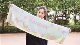 雲林巾彩耕地藝術節今年主題為【巾彩王國】，在耕地上打造稻草迷宮並有小朋友最喜歡的碰碰狐鯊魚寶寶坐鎮（圖／主辦單位提供）
